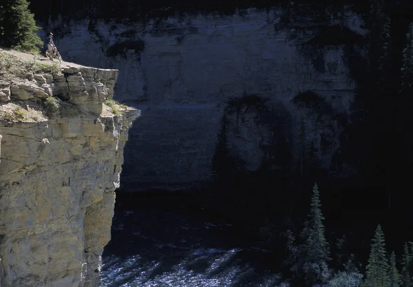 Ciclista olhando sobre Cliff — Fotografia de Stock