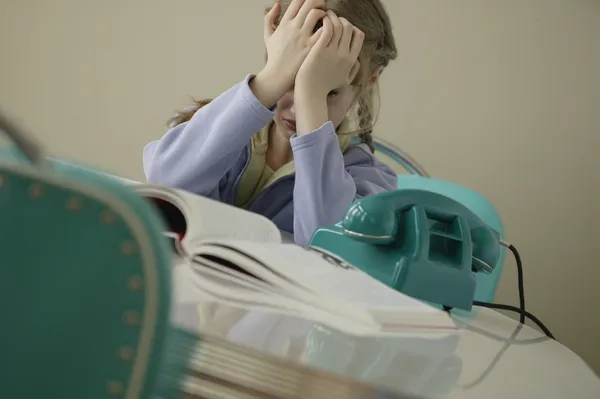 Девочка, разочарованная домашним трудом — стоковое фото