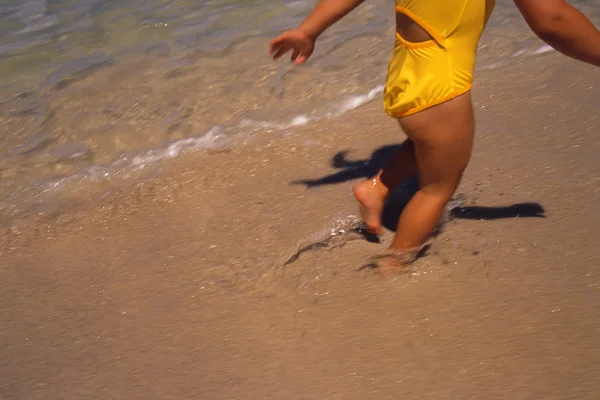 Loopt langs het strand — Stockfoto