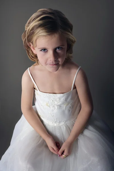 Ragazza in abito bianco — Foto Stock