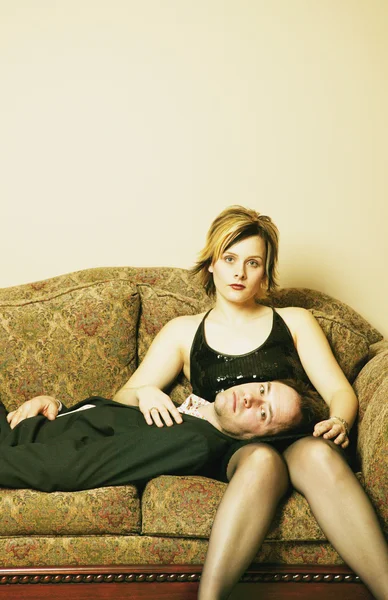 Couple Hang Out On The Sofa — Stock Photo, Image