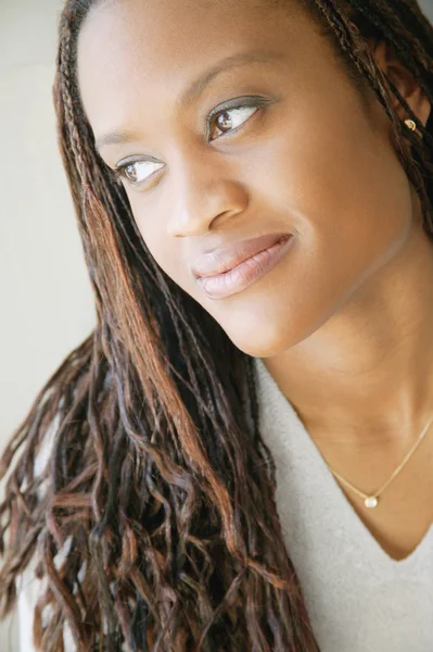 Портрет симпатичной афро-американской женщины — стоковое фото