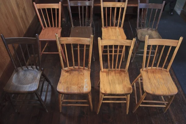 Chaises en bois installées en rangées — Photo