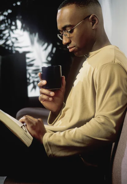 Hombre leyendo — Foto de Stock