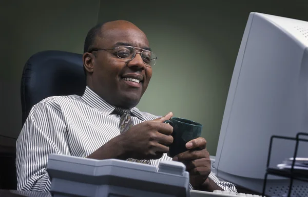 Empresario frente a la computadora — Foto de Stock