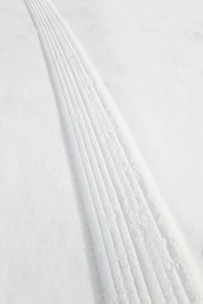 Bandensporen in de sneeuw — Stockfoto