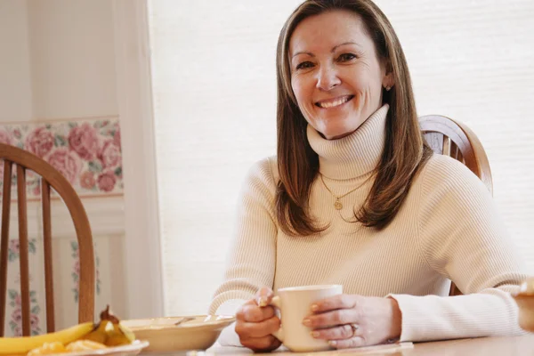 Mujer sonríe con taza de café —  Fotos de Stock