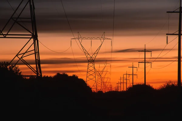 Sonnenuntergang durch parallele Stromleitungen — Stockfoto