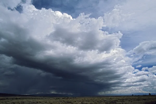 Enorme storm front vormen over de vlakte — Stockfoto
