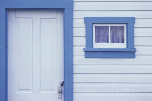 Puerta azul y ventana —  Fotos de Stock