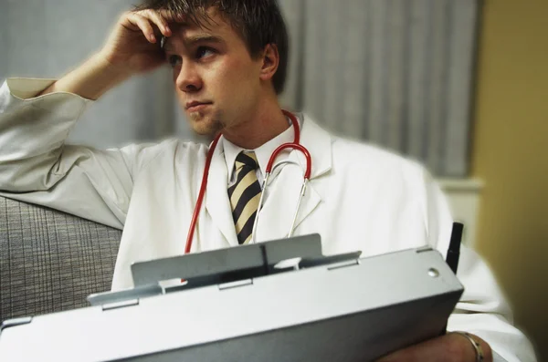 Medico con la storia del paziente Binder — Foto Stock