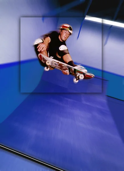 Skater w górę skok — Zdjęcie stockowe