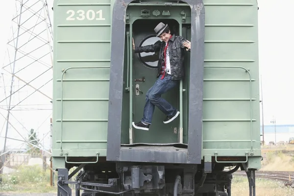 Adolescente menino se divertindo em um trem — Fotografia de Stock