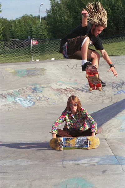 Internatelever utför stunt på skateboardpark — Stockfoto
