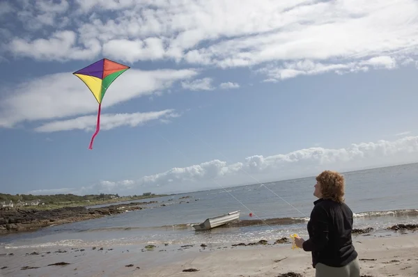 Woman Flying A Kite On The Beach — Stock Photo, Image