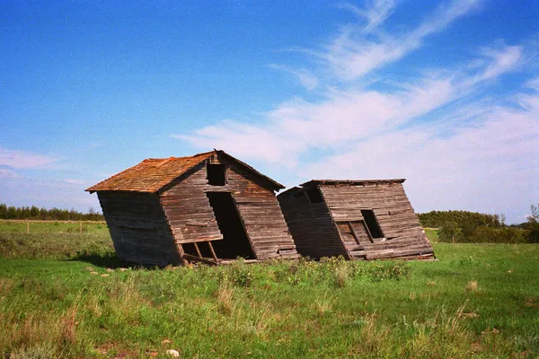 Descendez les cabanes dans le champ du fermier — Photo