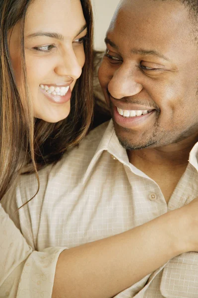 アフロ アメリカンのカップルを笑顔の肖像画 — ストック写真