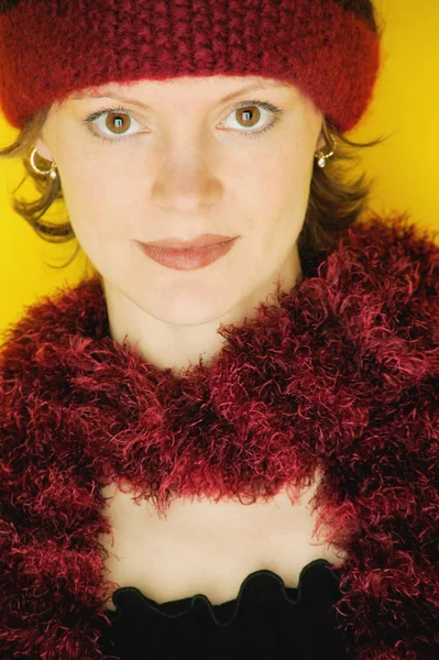 Женщина-модель в шапке и шарфе — стоковое фото