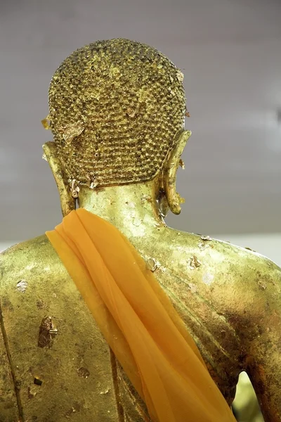 Goldene Buddha-Statue mit orangefarbener Schärpe — Stockfoto