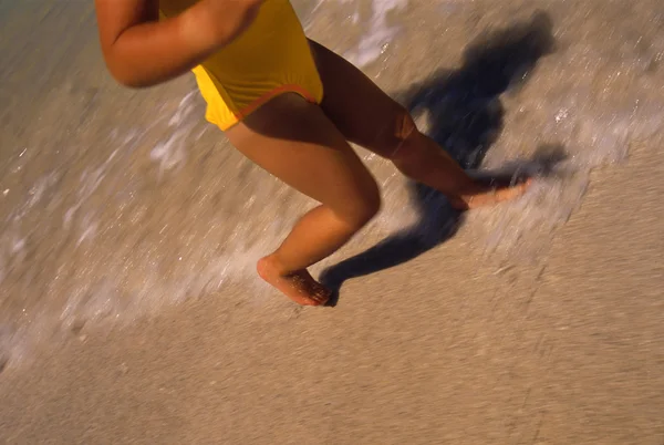 Am Strand entlang laufen — Stockfoto