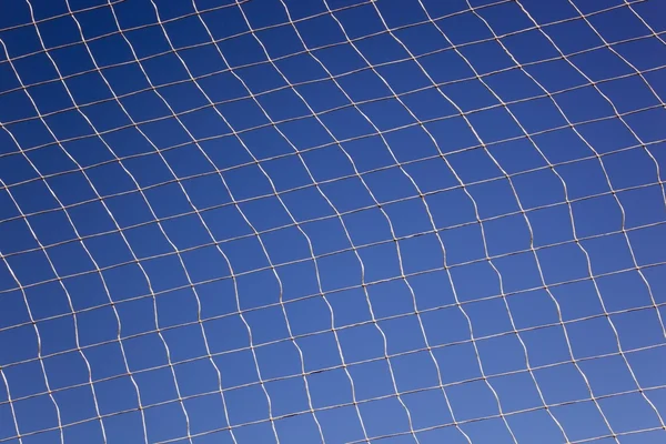 Muster, das durch Fadennetze vor blauem Himmel entsteht — Stockfoto