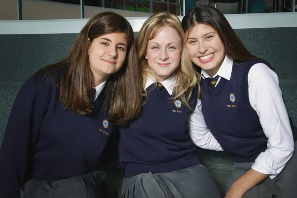 Gruppo di studenti in uniforme — Foto Stock