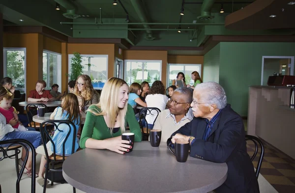 Pessoas conversando no café — Fotografia de Stock