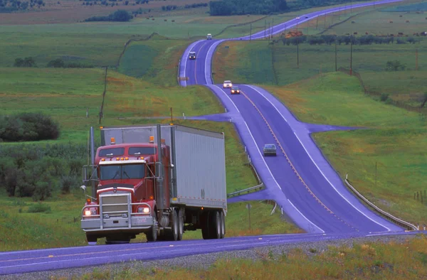 Semi vrachtwagen op de snelweg op bewolkte dag — Stockfoto