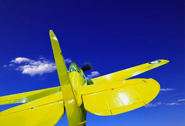 Kleines gelbes Flugzeug — Stockfoto