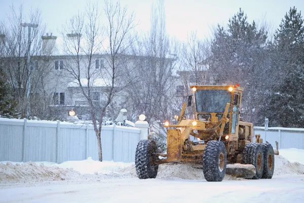 Snowplow eltávolítja a hó egy utca. Edmonton, alberta, Kanada — Stock Fotó