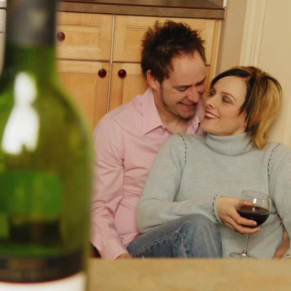 Manželé se těší skleničku — Stock fotografie