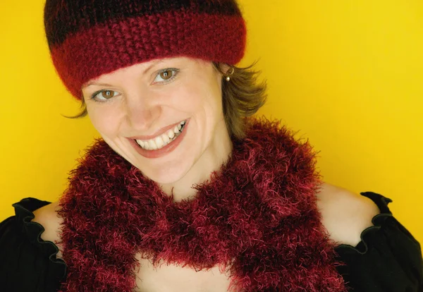 Mujer modelando un sombrero de invierno y bufanda — Foto de Stock