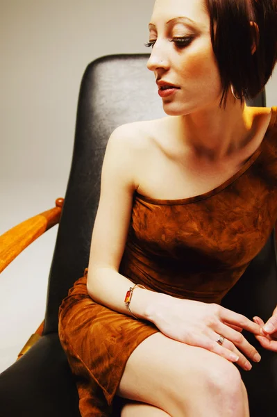 椅子に座ってトレンディなモデル — ストック写真