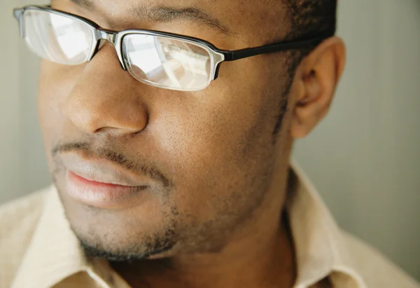 Afro american człowiek w okularach — Zdjęcie stockowe