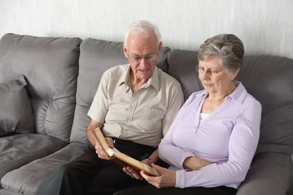 Bejaarde echtpaar die aanbidden met de Bijbel — Stockfoto