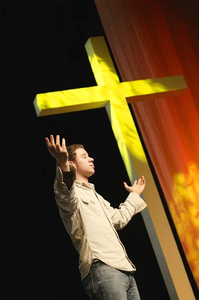 Man Worshipping In Front Of The Cross — Stock Photo, Image