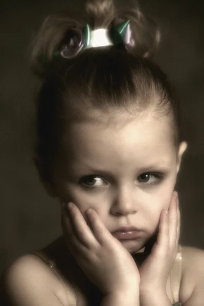 ダンス リサイタルの準備の少女の肖像画 — ストック写真