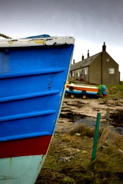 Wyblakły kadłuba łodzi, boulmer, northumberland, Anglia — Zdjęcie stockowe