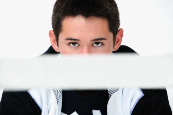 Ragazzo con la sua bocca bloccato da un bianco bordo — Foto Stock