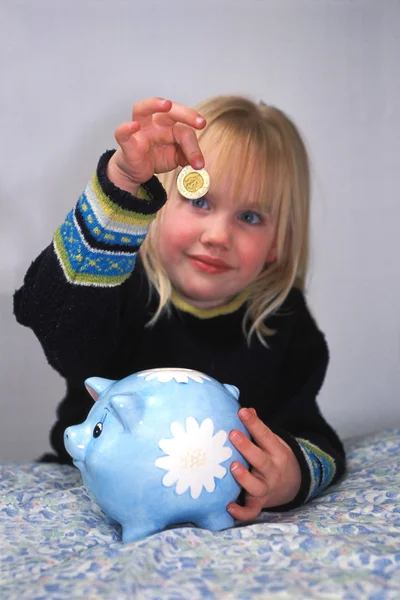 Storten in piggy bank — Stockfoto