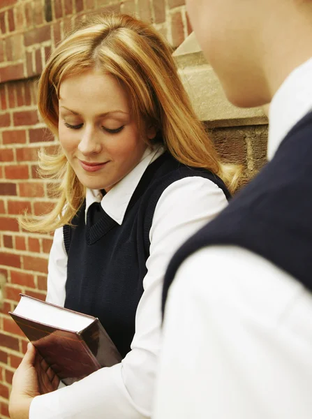 Student mit einem Buch — Stockfoto