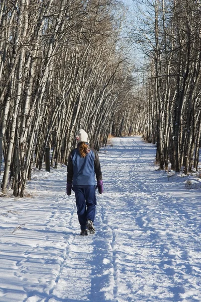 Femme marchant sur la voie en hiver — Photo