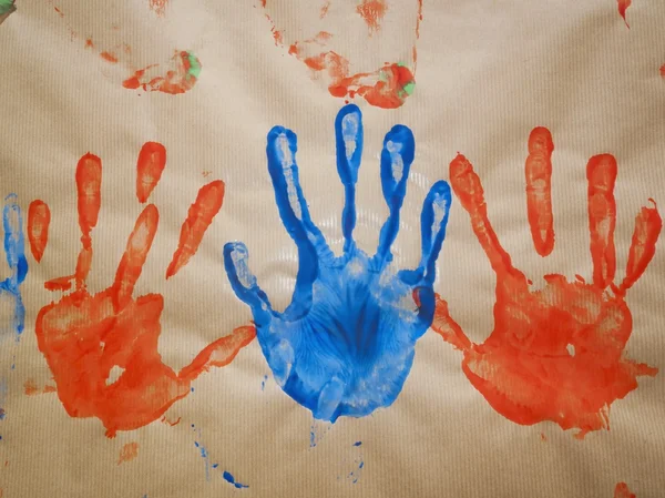 Handprints wykonane z farbą na papier brązowy — Zdjęcie stockowe