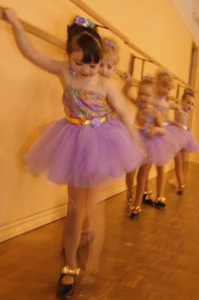 Le bambine praticano a lezione di balletto — Foto Stock