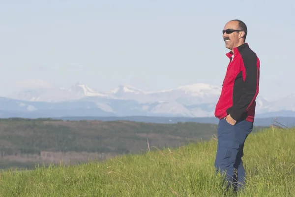 Hombre excursionista con vistas al valle con montañas — Foto de Stock