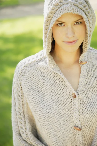 Femme souriante portant un bonnet en tricot — Photo