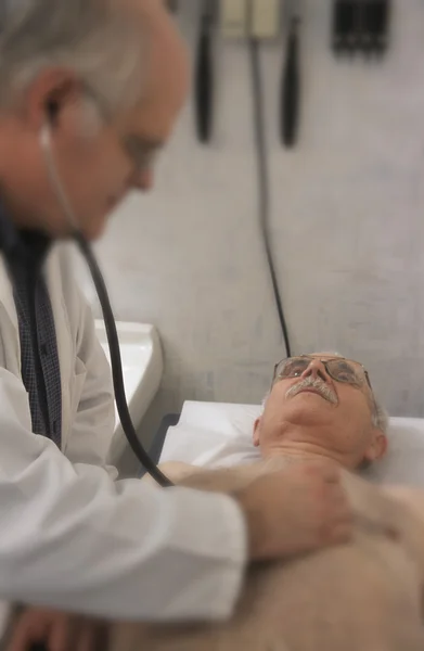 Médico examinando paciente — Foto de Stock