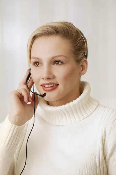 Mujer con auriculares telefónicos — Foto de Stock