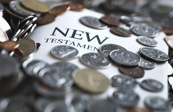 Nowy testament Biblii i pieniądze — Zdjęcie stockowe