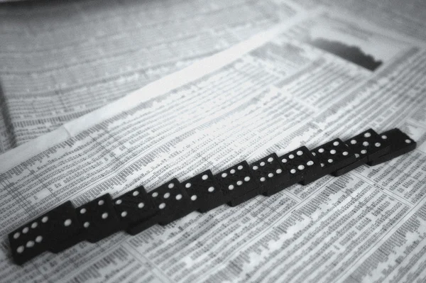 Domino na białym tle na gazety — Zdjęcie stockowe